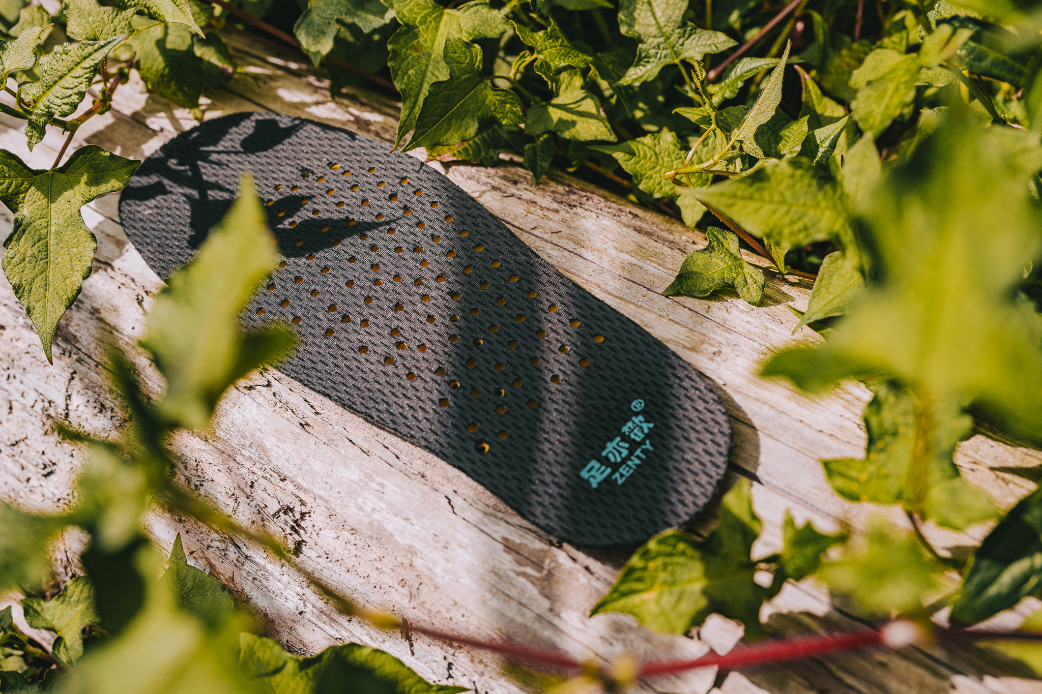 銀髮族腳痛問題怎麼解決？有哪些可以輔助走路的輔具？首創獨立筒氣墊式設計，台中減壓鞋墊門市幫助長輩走得更順更穩。